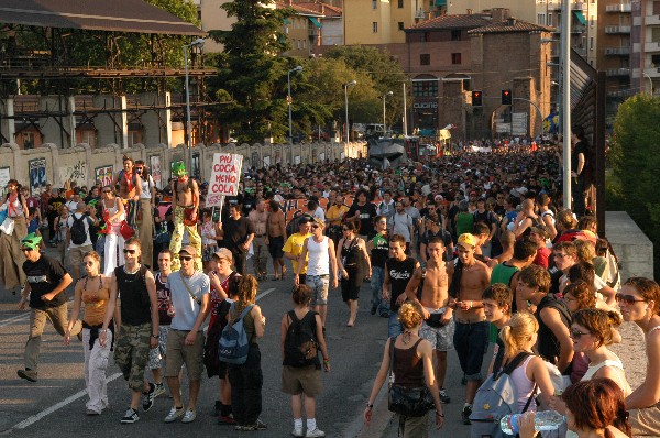 Ravers sul ponte :: Street Rave Parade