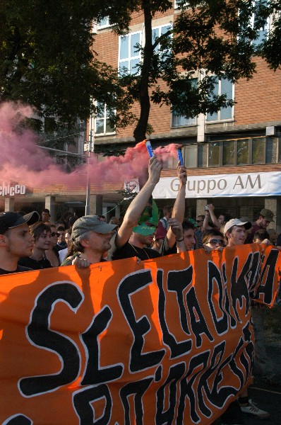 Striscione e fumogeni :: Street Rave Parade
