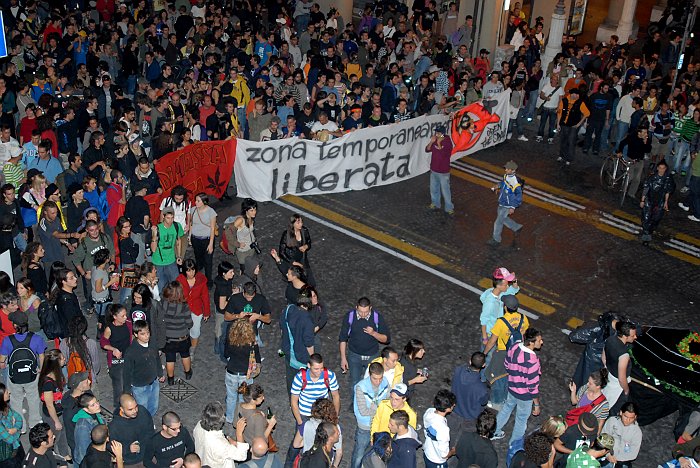 Corteo con striscioni :: Street Rave Parade