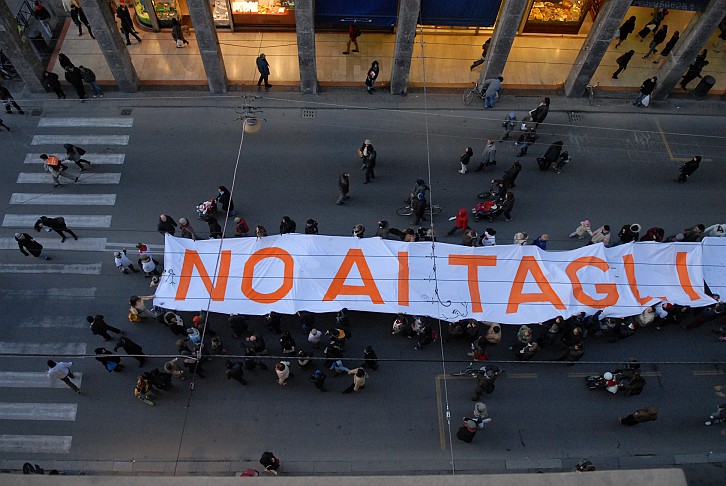 No ai tagli :: Striscione Bologna
