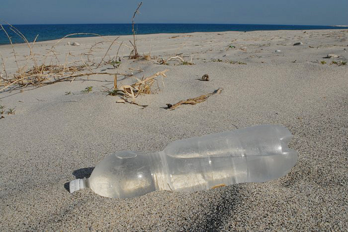Bottiglia plastica piena