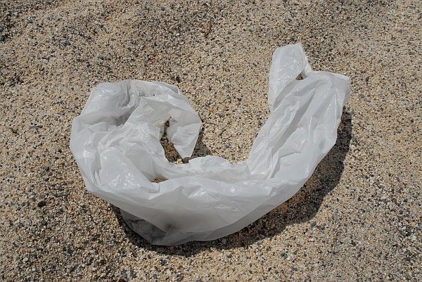 Busta plastica sulla sabbia