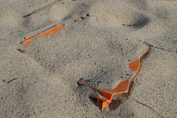 Plastico arancione atterrato