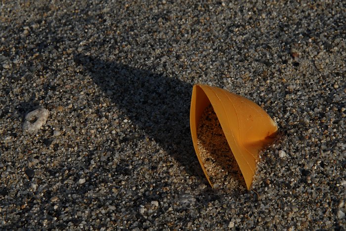 Plastico giallo nella sabbia
