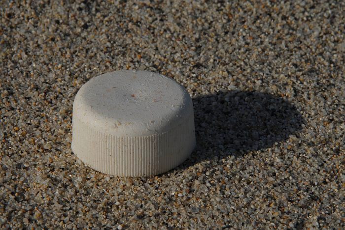 Tappo bianco sulla sabbia